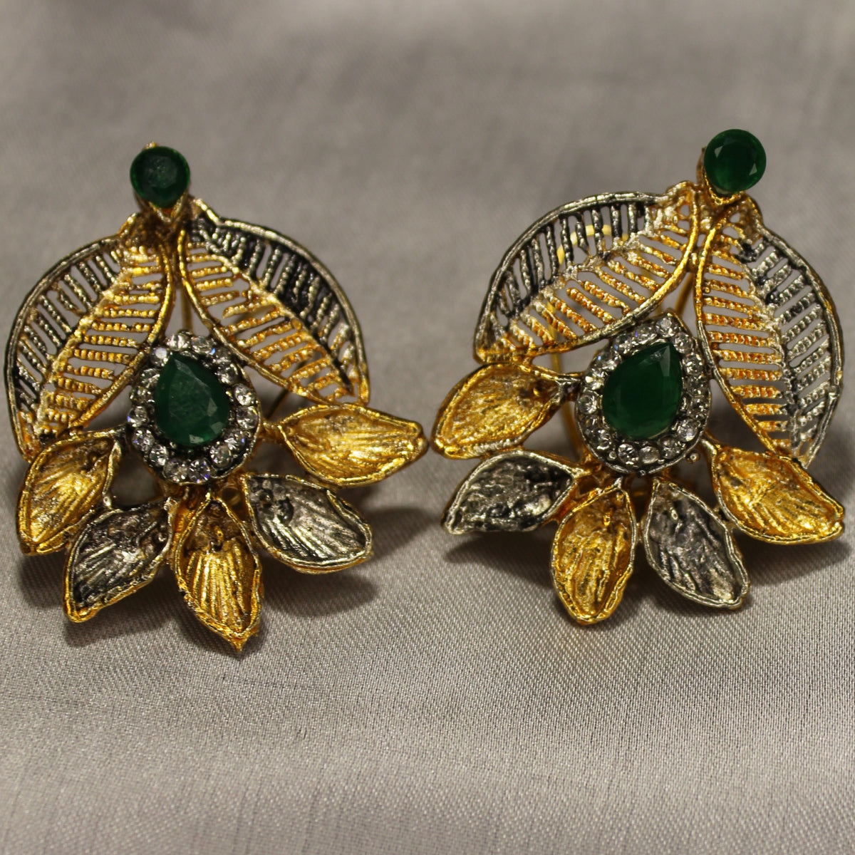 Zumrut Ear Ring
