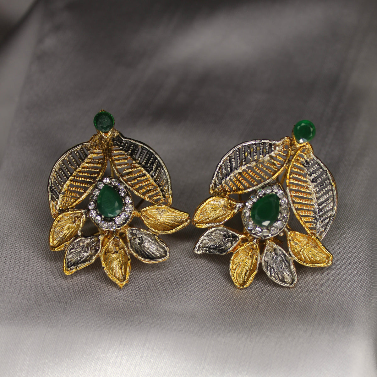 Zumrut Ear Ring