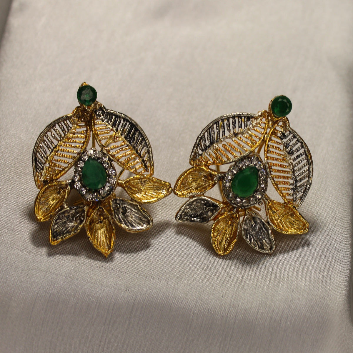 Zumrut Ear Ring